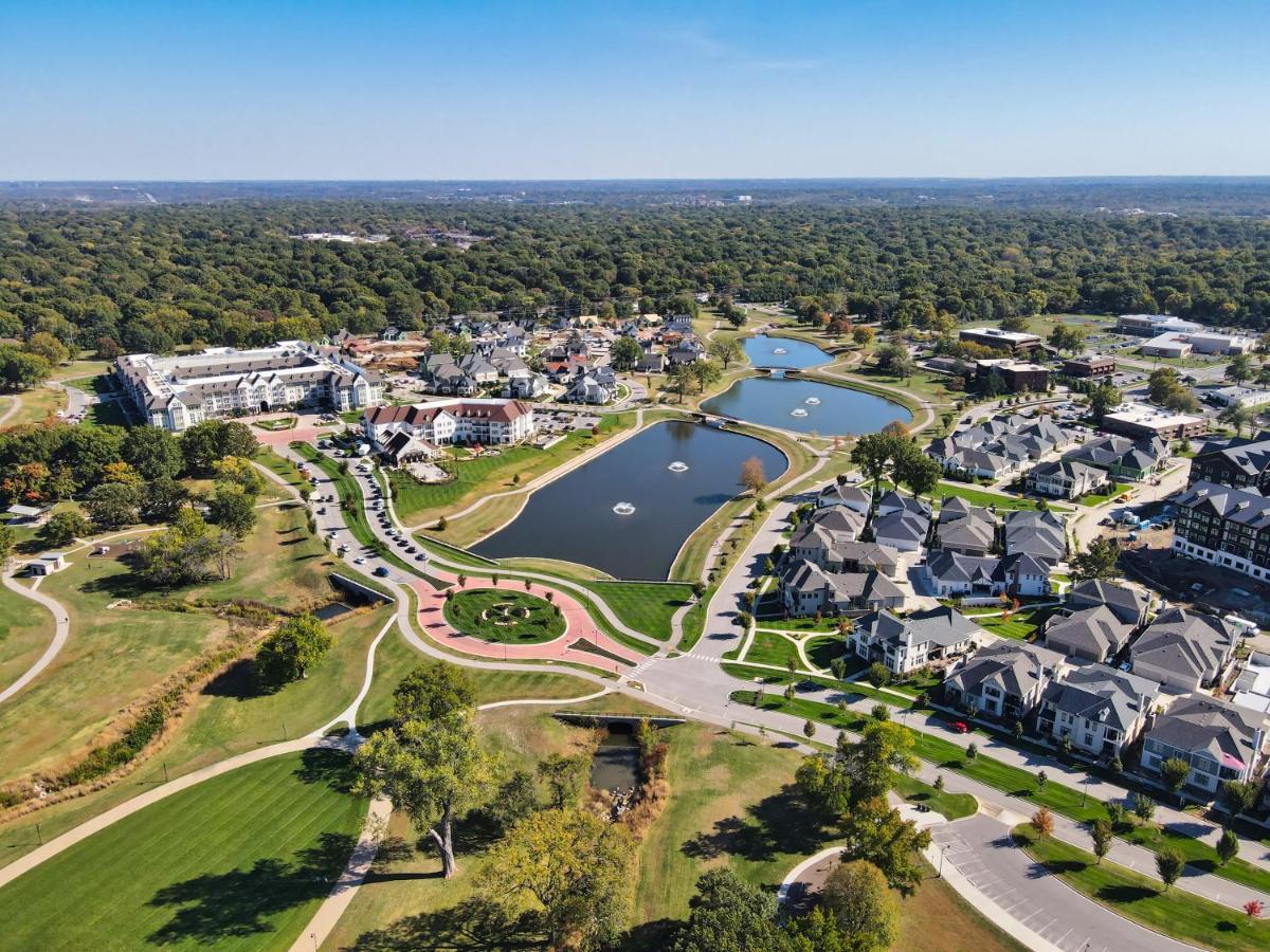 The Inn At Meadowbrook Overland Park Bagian luar foto